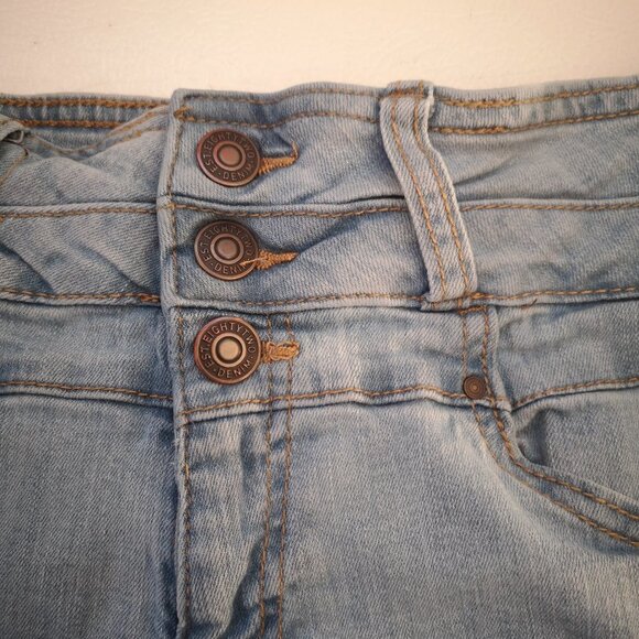 2/$20.00 Mix & Match - Eighty Two Ardene Shortie Ladies Size 9 Light Wash Shorts - Picture 6 of 9